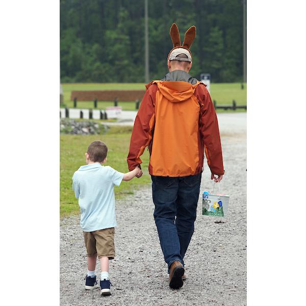 儿子和父亲在寻找彩蛋后步行回家